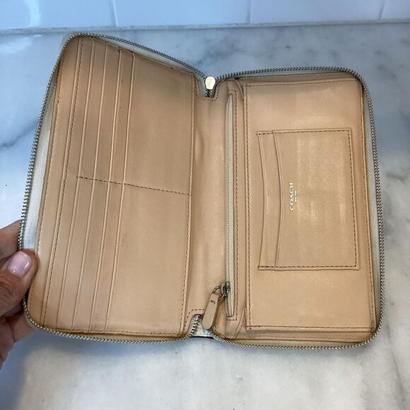 Coach Continental Color-Blocked  Full Sized Rehab Wallet - Picture 10 of 14